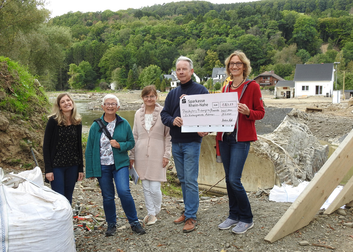 © Marion Unger (ekir) - Ahrflut - Vor der zerstörten Brücke in Insul übergaben Joana Kunz, Marion Unger, Dr. Karin Althaus-Grewe und Andrea Hügle (von links) eine Spende aus Ruanda an Pfarrer Holger Banse