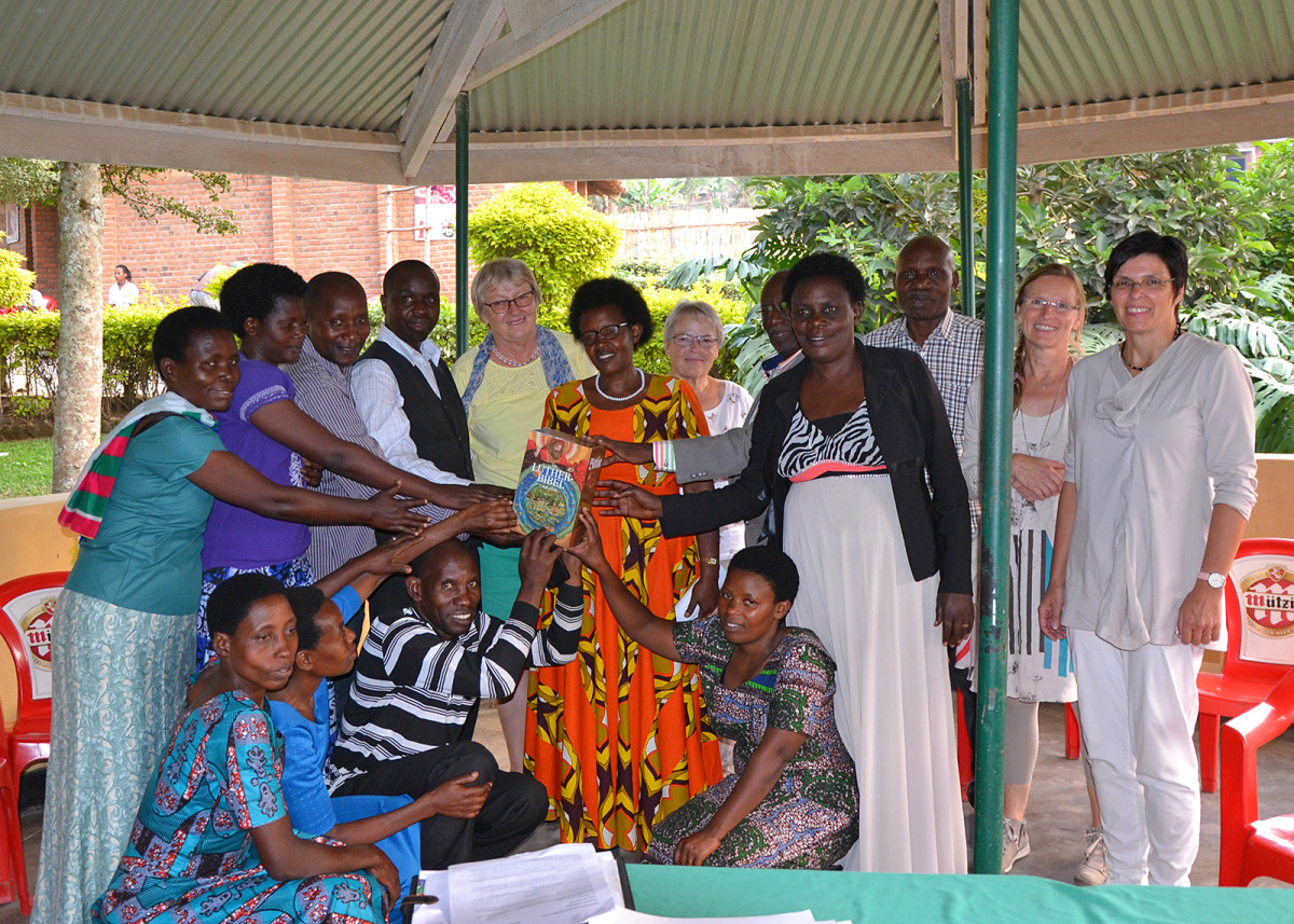 © Martina Schauß (ekir) - Centre Ubucuti (alt) - Überreichung des Gastgeschenks: eine Lutherbibel