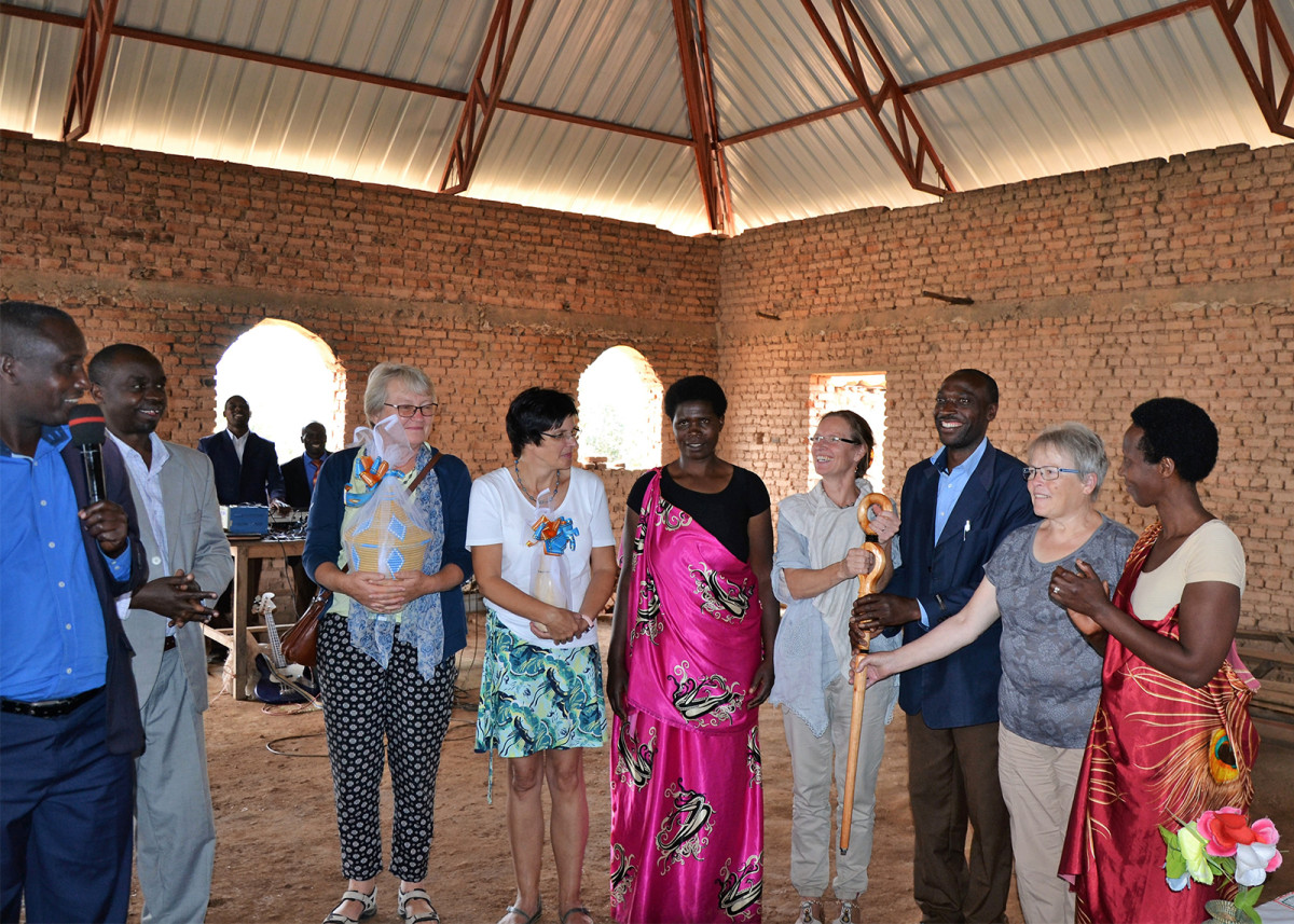 © Martina Schauß (ekir) - Überreichung von Gastgeschenken an die Delegation in der Missionsgemeinde Byeru