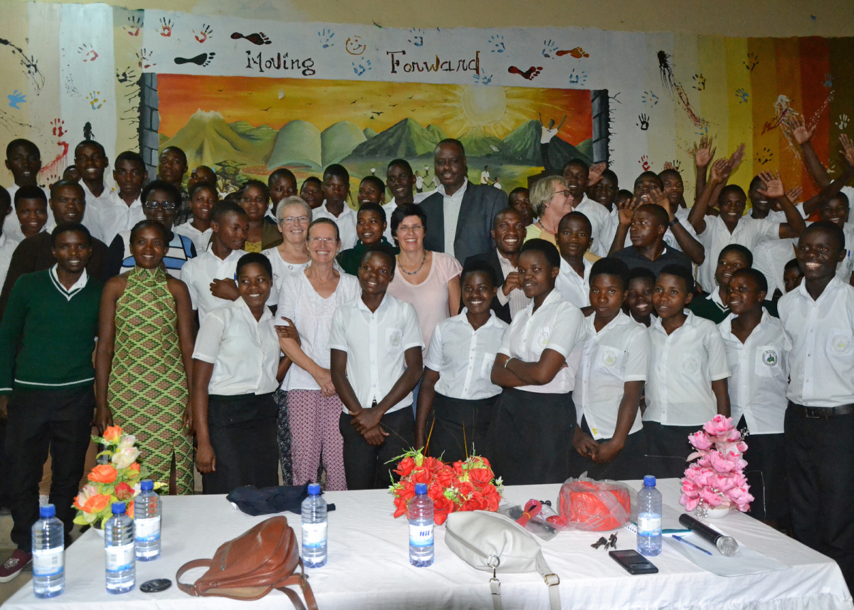 © Martina Schauß (ekir) - Gruppenbild mit Schülern und Delegation