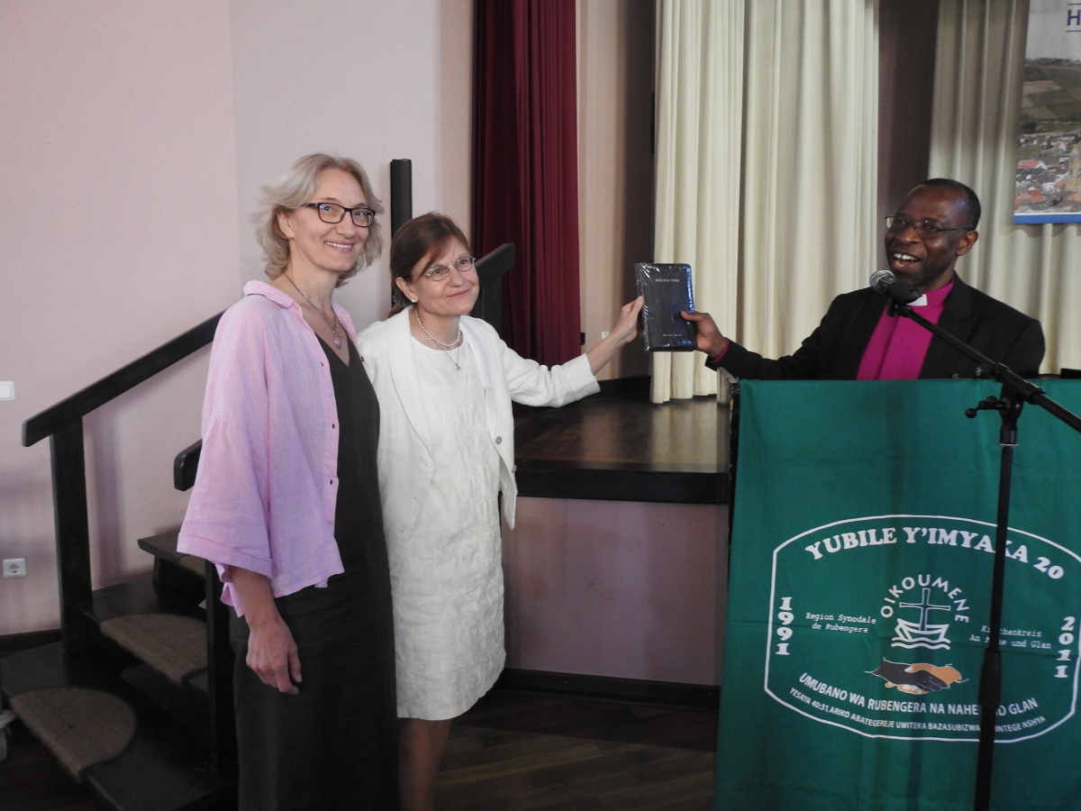 Dr. Pascal Bataringaya überreicht am 06.09.2026 dem SFR-Vorstand eine Bibel auf Kinyarwanda, Foto: Marion Unger